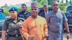 Aworan Yahaya Bello ati awon osise aabo