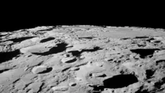 Vista de crateras de impacto na superfície lunar