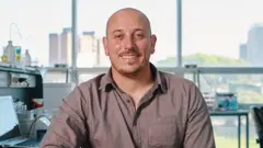 Gonzalo Moratorio en el laboratorio