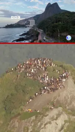  මුහුද අසල කන්දක් පෙනෙන අතර ඊට පහල ෆොටෝ එකේ කඳු මුදුනේ සිටින මිනිසුන් පෙනේ.