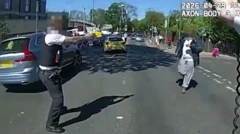 кадр с нагрудной видеокамеры, полицейский стреляет в нападавшего на евреев из пистолета-электрошокера