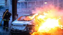 Пожарный в Запорожье после ракетного удара России борется с огнем