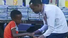 ደበሎ ኢታና ለተማሪዎች ድጋፍ ሲያደርግ