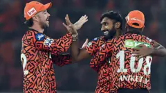 ඒෂාන් මාලිංග කඩුල්ලක් දවා ගැනීමෙන් අනතුරුව ට්‍රැවිස් හෙඩ් ඇතුළු සන්රයිසස් කණ්ඩායමේ ක්‍රීඩකයින් සමග සිටින අයුරු.