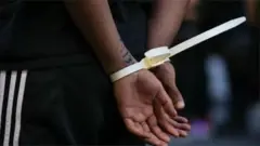Aworan afihan ọdaran ti wọn so okun mọ lọwọ