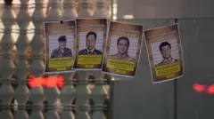 ภาพจำเลยคดีตากใบถูกนำมาจัดแสดง ในกิจกรรม "ตากใบต้องไม่เงียบ" จัดขึ้นที่หอศิลป์ฯ กทม. เมื่อ 15 ต.ค.