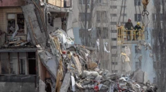 Socorristas removem destroços de um prédio de vários andares muito danificado após um ataque de drone, em Odesa.