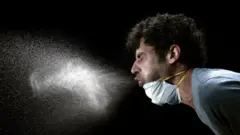 कोरोनाची लागण झालेल्या व्यक्तीकडून संसर्ग पसरणं कधी थांबतं?