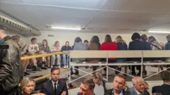 Desetine ljudi unutar skloništa