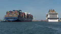 Um navio porta-contêineres e um navio de cruzeiro vistos nas docas de Southampton, no Reino Unido