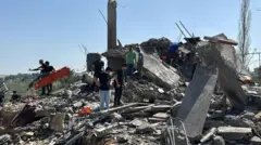 امدادگران در حال بررسی محل حمله هوایی اسرائیل در سکسکیه، لبنان، در ۹ می ۲۰۲۶.