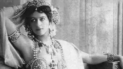 Mata Hari anatuhumiwa kuwa na uhusiano wa kimapenzi na wanasiasa wa Ufaransa na kukusanya taarifa za siri za nchi hiyo.