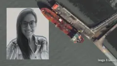 Amnesty International အဖွဲ့တွေ့ရှိချက်အရ မြန်မာကို အီရန်ကနေ လေယာဉ် တင်ပို့နေတယ်လို့ သံသယရှိတဲ့ ဆီတင်သင်္ဘောတစ်စင်း ဆိပ်ကမ်းတစ်ခု ဆိုက်ကပ်ထားတဲ့ပုံနဲ့ Amnesty International အဖွဲ့ ဒေသတွင်း ဒါရိုက်တာ တို့ရဲ့ အဖြူအမည်း ပေါင်းစပ်ဓာတ်ပုံဖြစ်ပါတယ်။ ပုံပါ အမျိုးသမီးဟာ တီရှပ်အကွက်လက်ရှည်ကို ဝတ်ထားပြီး ဆံပင်ကို ပခုံးတစ်ဖက်မှာ ရှေ့ကို သိမ်းထား၊ မျက်မှန်တပ်ထား 