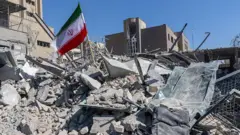 رُفع علم إيراني على أنقاض مركز شرطة في طهران تضرر جراء غارات جوية.  الصورة التقطت نهاراً. 3 مارس/آذار 2026 .