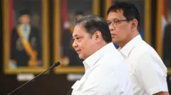 Menko Perekonomian Airlangga Hartarto (kiri) bersama Menkeu Purbaya Yudhi Sadewa (kanan) memberikan keterangan terkait program paket ekonomi usai rapat koorddinasi dengan Presiden Prabowo Subianto di Kantor Kepresidenan, Jakarta, Senin (15/9/2025). 