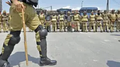 श्रीनगर में पुलिसकर्मियों की फ़ाइल तस्वीर
