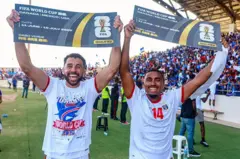 Jogadores da seleção de Cabo Verde comemoram a classificação do país, pela primeira vez, para a Copa do Mundo