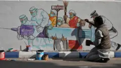 Индия пока только репетирует вакцинацию. Граффити в Калькутте