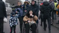Ljudi iz velikih ukrajinskih gradova sa istoka i iz centralnog dela Ukrajine, vozom dolaze u mesto Solotvino, pa onda čekaju kako bi prešli granicu sa Rumunijom.