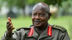Perezida Museveni mu mwambaro wa gisirikare yicaye arimo kuvuga