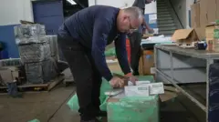 No galpão da receita em Foz, funcionários comtabilizam centenas de caixas de retatrutida