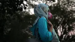 বাংলাদেশে অনেকেই করোনা উপসর্গ থেকে মুক্ত হবার পরেও দীর্ঘ সময় ধরে পজিটিভ শনাক্ত হয়েছেন (ছবিটি প্রতিকি)