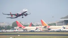 मुंबई विमानतळावरून उड्डाण करणारं एअर इंडियाचं विमान
