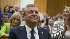 Özgür Özel 21 Temmuz Salı günü CHP'nin Meclis'teki son grup toplantısında partili milletvekillerine seslendi. Arkasında alkışlayan partililer var. 