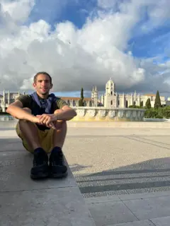 Arthur durante seu período de intercâmbio da Europa