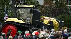 Золотий трактор під час заходу у Білому домі у Вашингтоні, округ Колумбія, США, у п’ятницю, 27 березня 2026 року. 