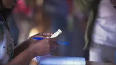 የምርጫ ካርድ የያዘች ሴት 