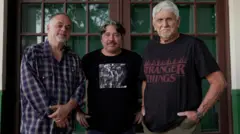 Três integrantes do Azymuth posando para foto 
