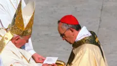 Papa João Paulo 2º e o então futuro Papa Francisco.