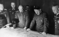 Adolf Hitler com generais de guerra nazistas, incluindo Halder, Keitel e Brauchitsch, estudando mapas no quartel-general de Hitler (1941)