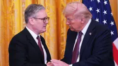 El presidente de los Estados Unidos, Donald Trump, en un apretón de manos con el primer ministro del Reino Unido, Keir Starmer.