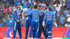 ඉන්දීය ක්‍රිකට් කණ්ඩායම පිටියේ රැස්ව සිටින අයුරු.