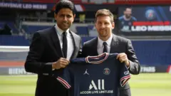 Lionel Messi (derecha) con Nasser Al Khelaifi.