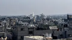 تصاعد دخان في سماء بيت لاهيا في شمال قطاع غزة بعد غارة إسرائيلية. الصورة التقطت نهاراً.