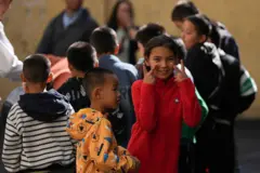 Crianças uigures brincam