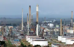 Una de las pocas refinerías que todavía operan en Reino Unido.
