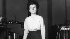 Hedwig Kohn, en su laboratorio en Alemania en 1912