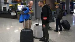 Los rusos llegan al aeropuerto Zvartnots de Ereván, Armenia, el 21 de septiembre de 2022
