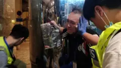 현장에 있던 앤드루 치우 구위원은 현장을 벗어나려던 남성 용의자를 제지하다 귀를 물어뜯겼다