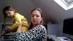 Kcerka prekida mamin intervju