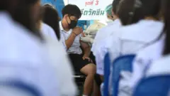 เด็กฉีดวัคซีนวันแรก