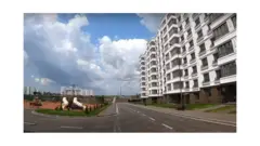 Un batiment neuf sur une rue déserte