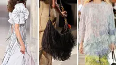 Três modelos usam um vestido branco com franjas (à esquerda), uma bolsa marrom-escuro com franjas (centro) e um vestido com franjas em branco, lilás e amarelo (à direita)