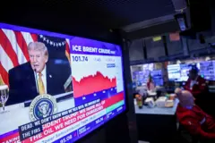 Một đài truyền hình phát sóng hình ảnh Tổng thống Mỹ Donald Trump trên sàn giao dịch chứng khoán New York (NYSE) tại New York, Mỹ, vào thứ Hai (16/3/2026)