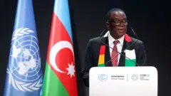 O presidente do Zimbábue, Emmerson Mnangagwa, em uma foto enquanto discursa na COP29.