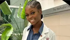 Odunsi wear white doctors coat and dey smile